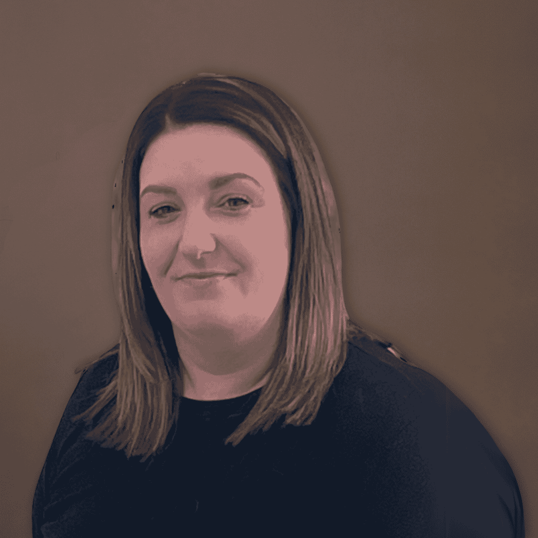 Tracy-Aldridge-headshot-brown-background